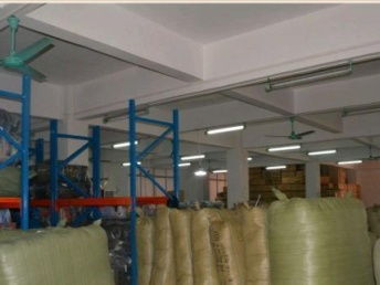 廣州品牌商務襯衫尾貨批發(fā) 如何在鞋帽箱包市場的競爭中找到商機？